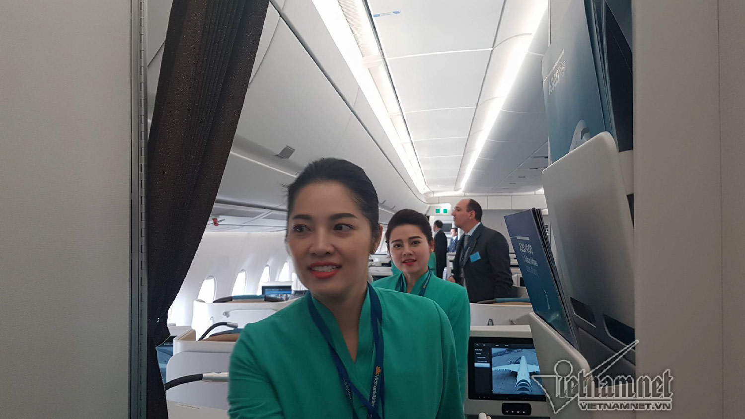 Siêu máy bay Airbus 350 trình diễn tại Nội Bài Siêu máy bay Airbus 350 trình diễn tại Nội Bài